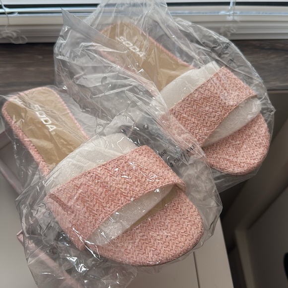 NWT SODA PINK RAFIA SLIDES SIZE 7 - Picture 5 of 17